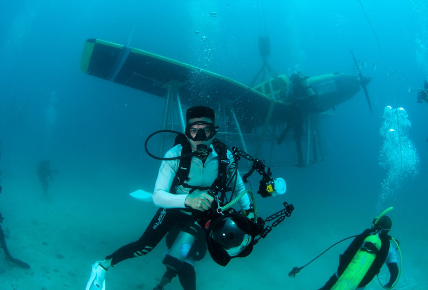 Kamera dan peralatan yang digunakan bagi merakam gambar/video di dasar laut ini adakalanya memakan kos puluhan ribu Ringgit - Foto/PPTD