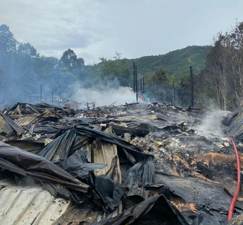 Keadaan rumah panjang Polly Anak Sulau yang ranap dalam kebakaran sekitar 9.22 pagi Isnin - Foto JBPM Sarawak