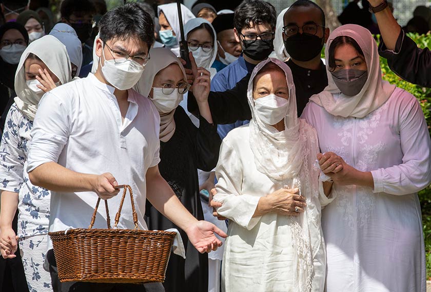 Antara ahli keluarga yang menunggu giliran untuk menyiram air mawar di atas pusara Allahyarham. - Foto Astro AWANI/Shahir Omar