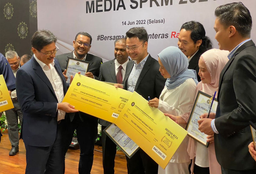 Media memainkan peranan penting dalam memantau dan advokasi kepada masyarakat sementara pihak perundangan dan penguatkuasa pula menjalankan tugas mereka dalam menangani isu terbabit. - Foto Astro AWANI