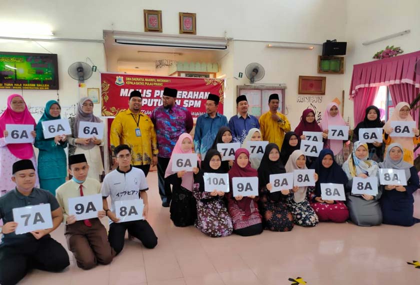 Walaupun terpaksa berkongsi gajet untuk mengulangkaji pelajaran secara atas talian namun, usaha itu berbaloi bagi Nur Tasnim Mohd Fadzli, 18, apabila dia meraih 10A dalam Sijil Pelajaran Malaysia (SPM). - Foto astro AWANI