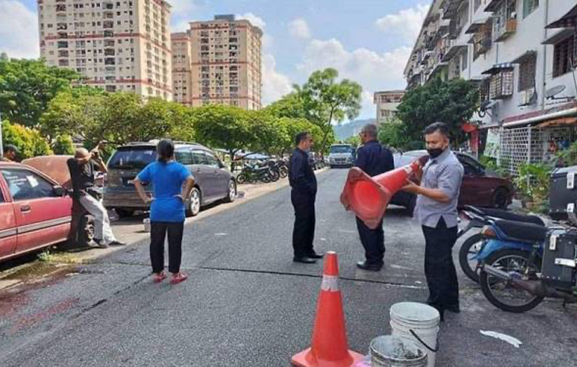 Anggota penguat kuasa MPAJ mengalih dan menyita kon yang digunakan penduduk dalam ops sitaan halangan MPAJ pada Rabu.