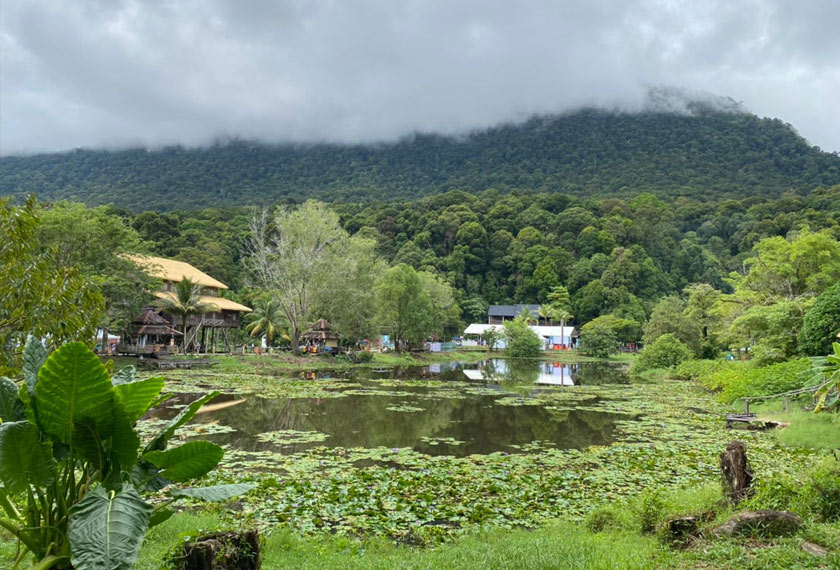 Pengunjung juga berpeluang menikmati pemandangan indah gunung Santubong dari Kampung Budaya Sarawak. -Gambar Astro AWANI