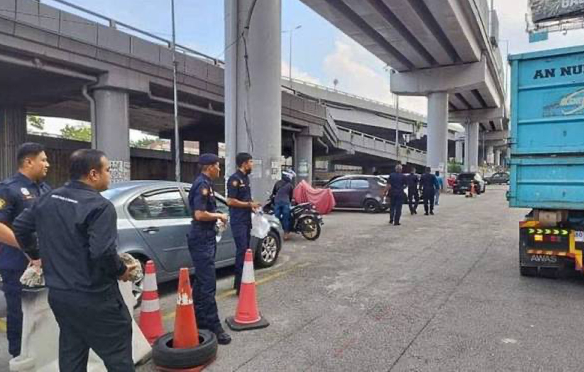 Anggota penguat kuasa MPAJ mengalih dan menyita kon yang digunakan penduduk dalam ops sitaan halangan MPAJ pada Rabu.