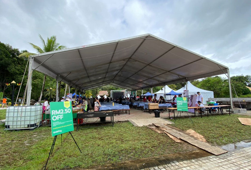 Pengunjung berpeluang merasai makanan tempatan di khemah ini! -Gambar Astro AWANI