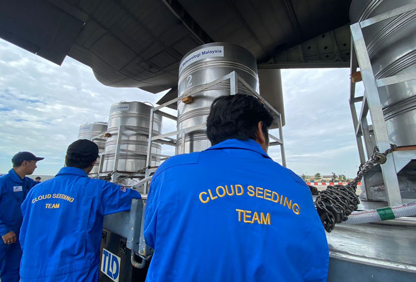 Pasukan Pembenihan Awan MetMalaysia sedang mempersiapkan larutan garam di dalam tong khas. Gambar: Astro AWANI