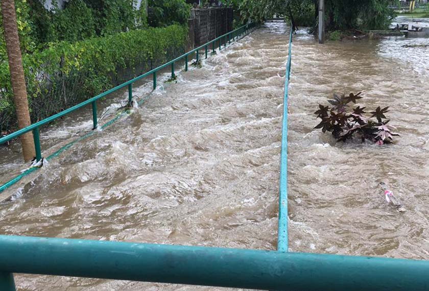 Hujan lebat menyebabkan beberapa kawasan di sekitar Ipoh mengalami banjir kilat. - Foto ihsan bomba