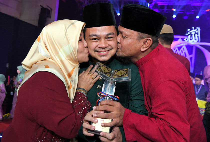 Aiman Ridhwan meraikan kemenangan bersama ibu bapanya. - Bernama