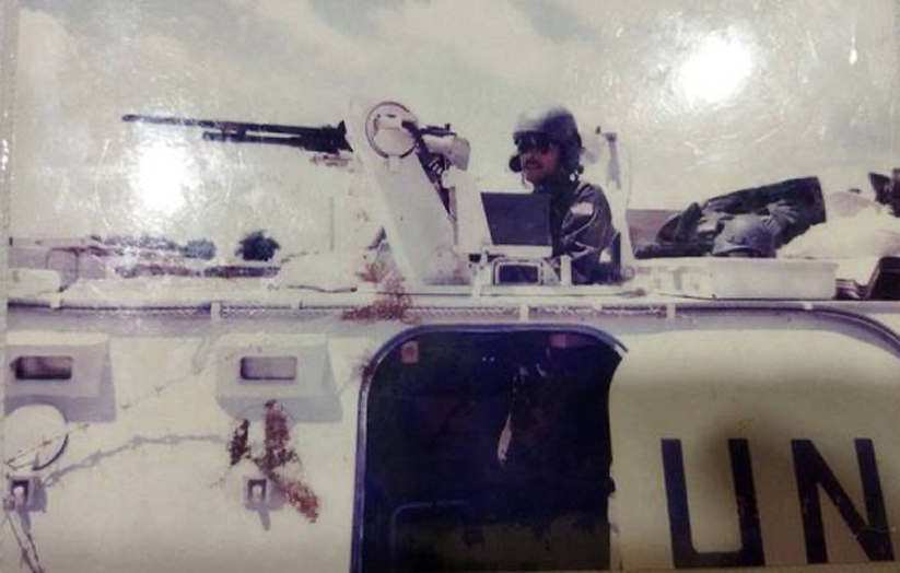 Tok Lan menaiki kenderaan yang digunakan dalam misi PBB di Somalia.