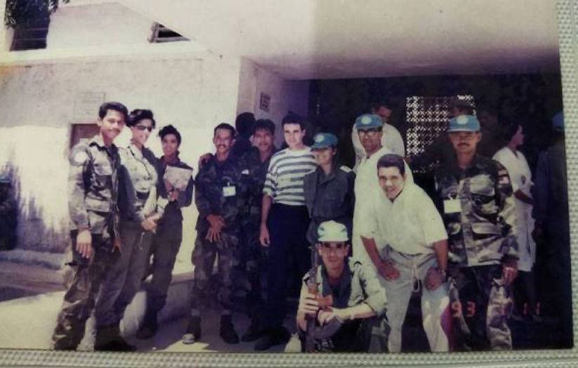 Tok Lan (empat kiri) bergambar bersama rakan setugas PBB di sebuah hospital.