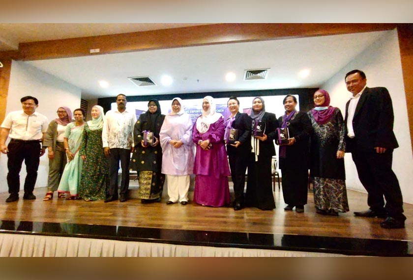 Zuraida Kamaruddin bergambar kenangan selepas merasmikan Program Pemerkasaan Wanita Di Peringkat Akar Umbi anjuran Majlis Pimpinan Politik Wanita Malaysia (COMWEL) di Sungai Siput, Perak pada Ahad. - Gambar Astro AWANI