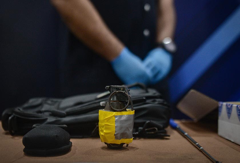 Antara barang rampasan sebutir bom tangan selepas pihak polis menumpaskan satu kumpulan penjenayah yang bergerak aktif sejak 2009 dengan menembak mati seorang lelaki dan menahan lapan suspek yang lain, dalam beberapa operasi di Lembah Klang. - Foto BERNAMA