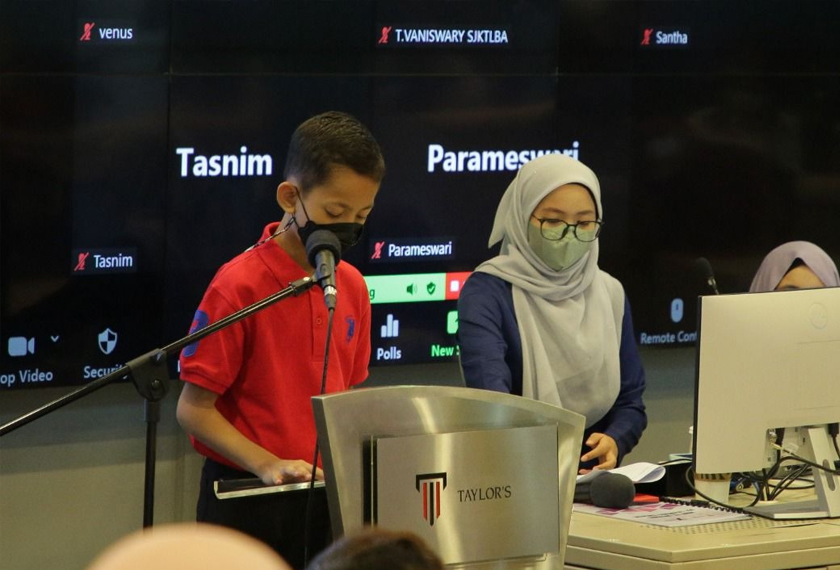 Raiqal Faiz, 9, dari PPR Seri Alam, membaca buku di hadapan penonton secara langsung di atas pentas pada Majlis Pelancaran Projek BacaBaca.
