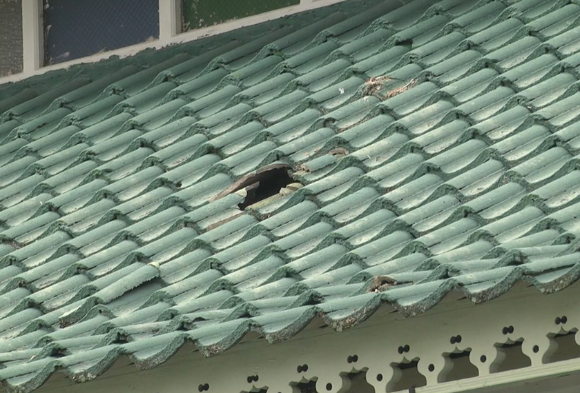 Sebuah kereta milik salah seorang jemaah mengalami kerosakan pada cermin ekoran terkena serpihan batu daripada puncak menara azan berkenaan. Foto Astro AWANI