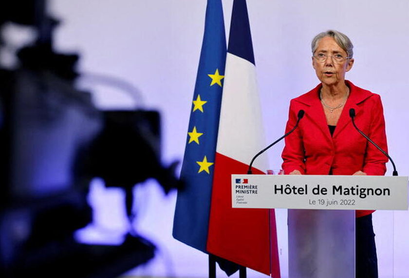 Perdana Menteri Elisabeth Borne berucap selepas keputusan awal pusingan kedua pilihan raya parlimen di sebuah hotel di Paris, 19 Jun 2022. REUTERS
