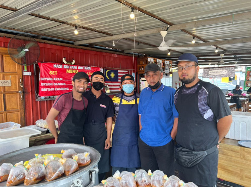 Ahmad Azimuddin (paling kanan) berhasrat untuk mengembangkan perniagaan bapanya, Md Aris - Foto/Astro AWANI