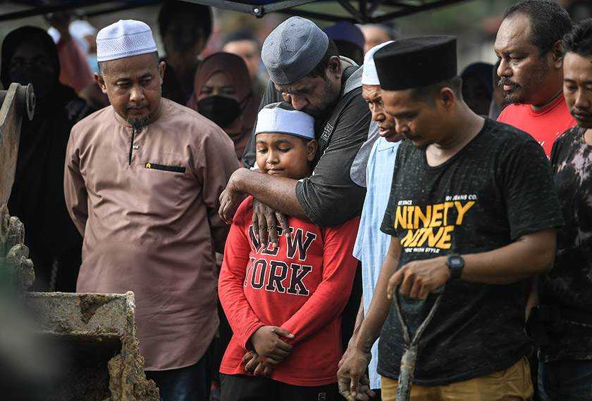 Kelihatan bapa dua kanak-kanak itu, Sharudin Aziz, 51, dan anak sulungnya, Muhammad Ziyad Hadif, 10, tidak dapat menahan sebak. - Foto BERNAMA