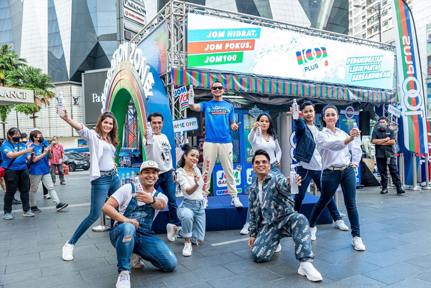 Duta 100 Plus, Syafiq Kyle (tengah, barisan atas) turut hadir memeriahkan karnival itu