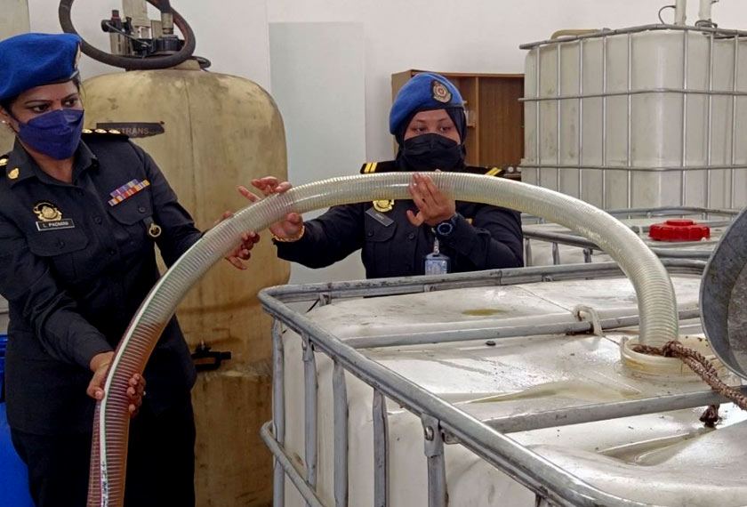 Dalam serbuan itu telah menemui dan menyita sejumlah 13.6 tan metrik minyak masak yang disyaki telah dicampur bersama minyak masak terpakai. - Foto KPDNHEP