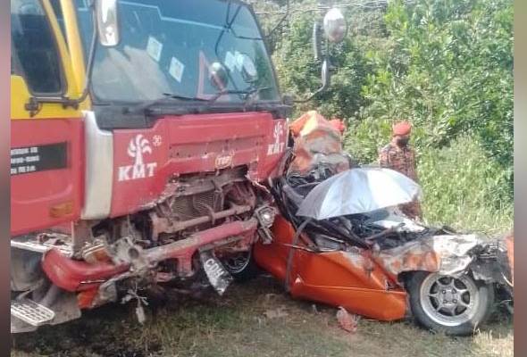 Five family members killed in crash with trailer | Awani International