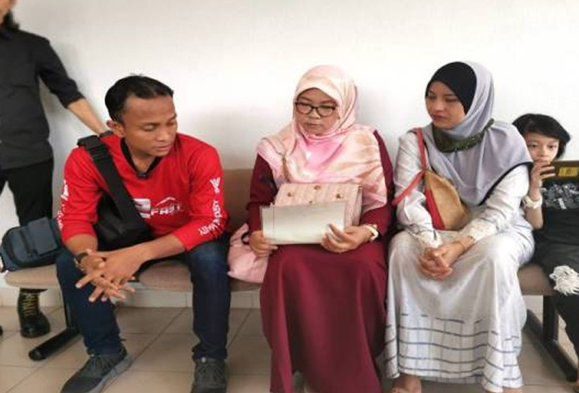 Yuseri (duduk kiri) turut ditemani isterinya ketika hadir ke mahkamah (duduk, dua dari kiri) - Foto Sinar Harian