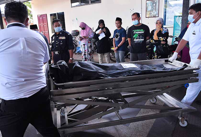  Jenazah seorang daripada lima sekeluarga termasuk dua kanak-kanak dan seorang bayi maut apabila kenderaan dinaiki mereka terlibat dalam kemalangan. - Foto BERNAMA