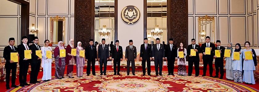 Yang di-Pertuan Agong Al-Sultan Abdullah Ri'ayatuddin Al-Mustafa Billah Shah (tengah) berkenan bergambar bersama penerima biasiswa selepas mengurniakan Biasiswa Yang di-Pertuan Agong (BYDPA) di Istana Negara hari ini. - Foto BERNAMA