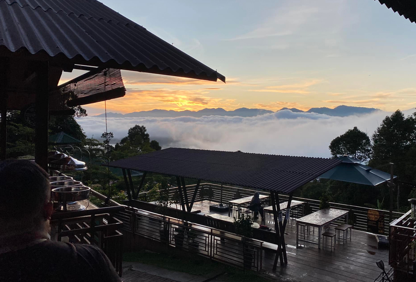 Kedatangan pengunjung juga membuka permintaan untuk tempat men jamu selera. - Foto: Facebook Azlan Jamallulai