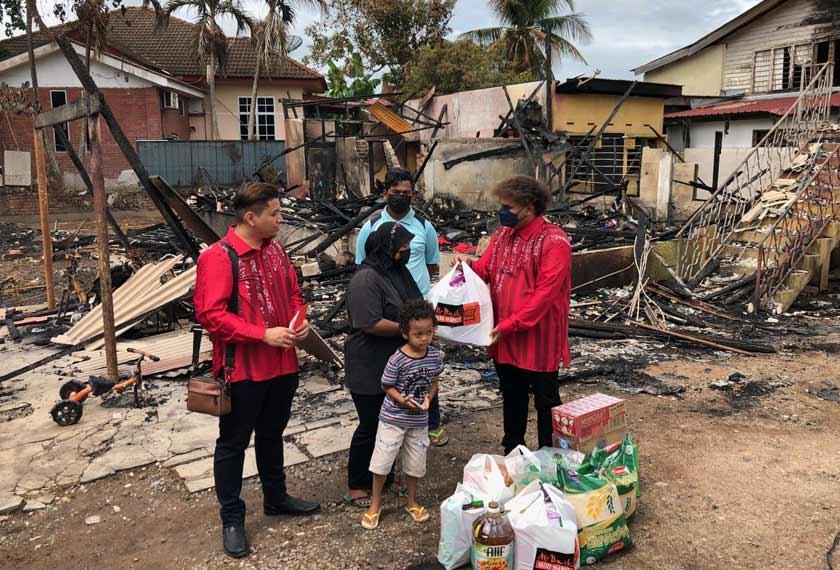 Kejadian yang menimpa keluarga ini mendapat perhatian sebuah syarikat konsultan di Alor Setar. - Foto Astro AWANI