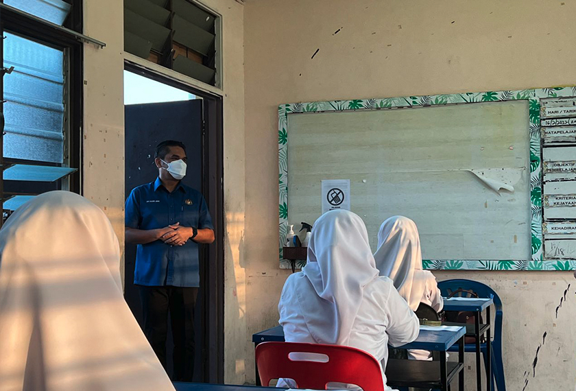 Radzi membuat tinjuan pada hari pertama perjalanan peperiksaan SPM di Sekolah Menengah Kebangsaan Kota Masai 2. - Astro AWANI