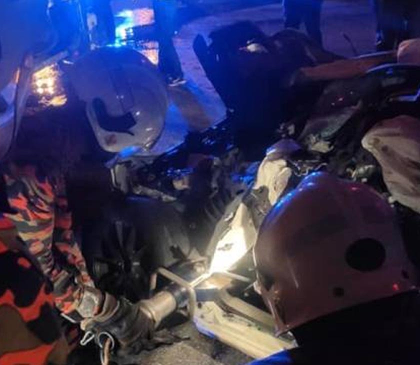 Anggota bomba membantu mengeluarkan dua mangsa yang tersepit dalam kejadian itu.