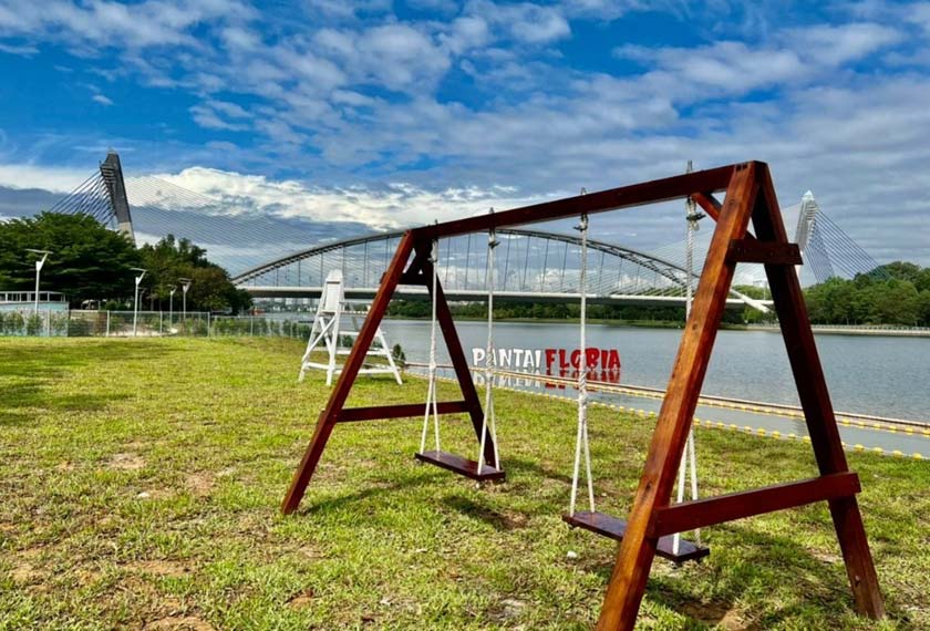 Antara komponen utama Pantai Floria ialah pantai buatan itu sendiri .