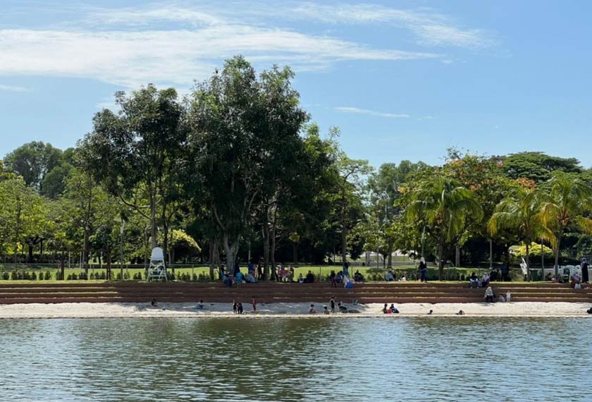 Antara komponen utama Pantai Floria ialah pantai buatan itu sendiri .