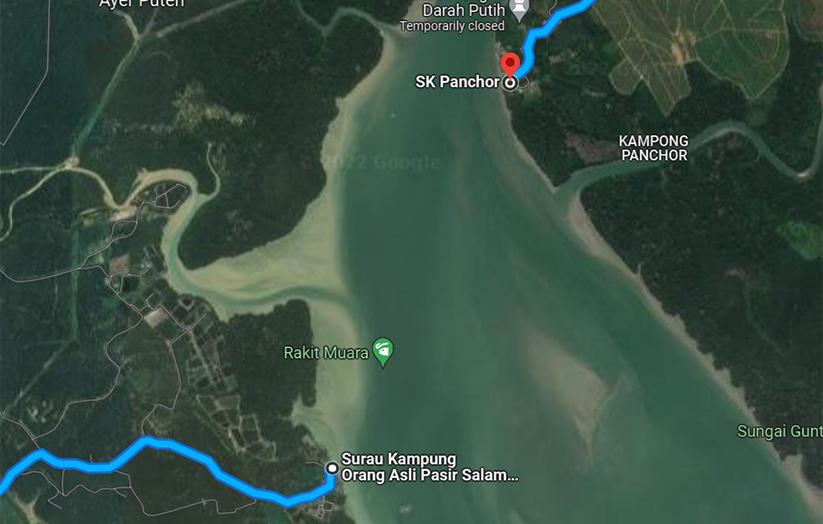jarak antara kampung itu dengan sekolah yang terdekat, iaitu Sekolah Kebangsaan Panchor, hanyalah 2.5 kilometer. Itu pun kalau menaiki bot berkuasa rendah, menyeberangi Selat Tebrau.