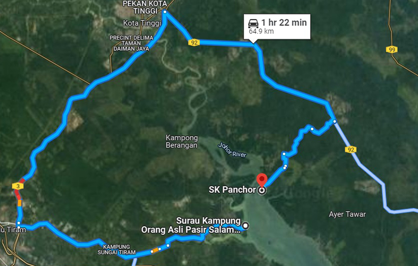 jarak antara kampung itu dengan sekolah yang terdekat, iaitu Sekolah Kebangsaan Panchor, hanyalah 2.5 kilometer. Itu pun kalau menaiki bot berkuasa rendah, menyeberangi Selat Tebrau.