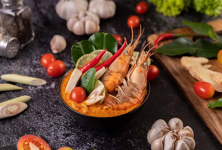 Kedai Tom Yam diusahakan warga Thailand amat popular di Malaysia dan menyebabkan rakyat di negara itu gemar bekerja di negara ini. Berita pembukaan sempadan menjadikan warga selatan Thailand teruja untuk kembali bekerja di Malaysia. - Gambar Reuters