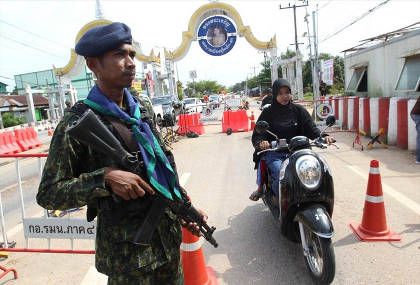 Keselamatan dan kawalan tentera yang ketat di beberapa kawasan kampung di selatan Thailand menyebabkan penduduk berasa tidak selamat berada di negara sendiri dan berhijrah ke negara jiran untuk kemajuan ekonomi. - Gambar Astro AWANI