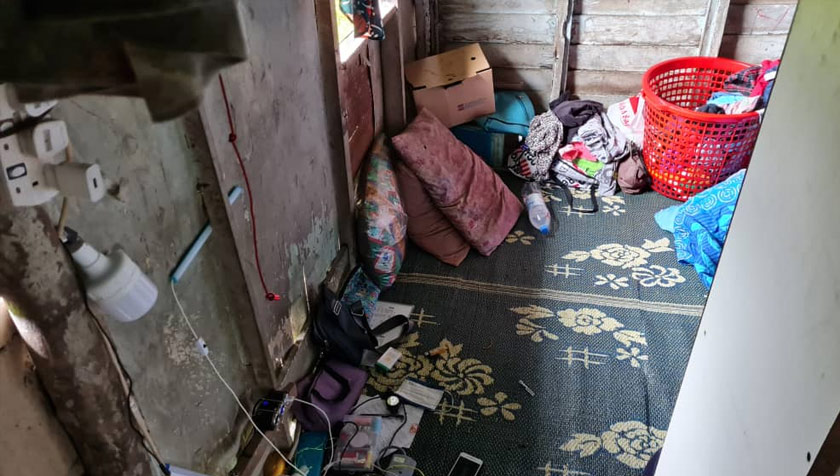 Keadaan bilik dengan permukaan kayu yang telah rapuh