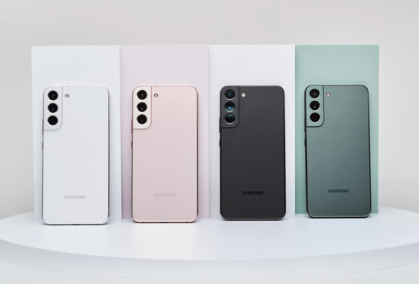Siri Samsung Galaxy S22 hadir dalam empat warna, iaitu Phantom White (kiri sekali), Pink Gold, Phantom Black dan Burgundy. - Gambar Samsung
