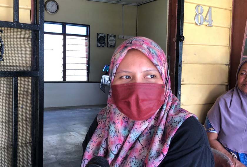  Siti Aisah sebak memikirkan nasib yang menimpa keluarganya akibat banjir.