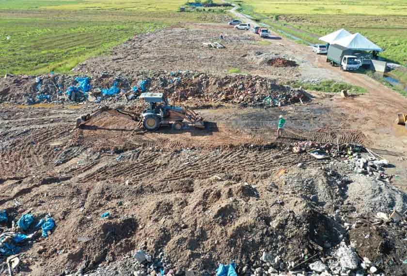 Sebanyak tiga puluh buah beg jumbo yang mengandungi sisa industri telah dilupuskan secara haram di kawasan sawah padi. - Foto JAS Pulau Pinang