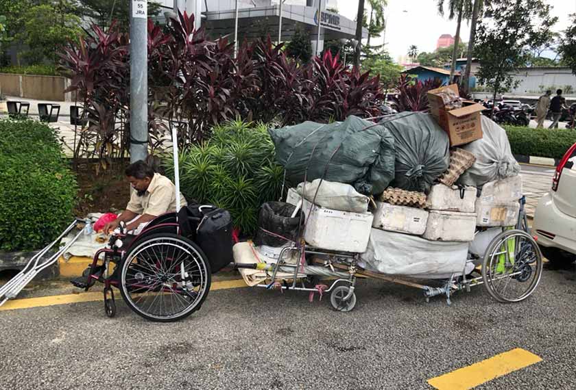 Bahu jalan menjadi meja makan buat Mohd Tharim tatkala mahu mengalas perut. - Foto Astro AWANI