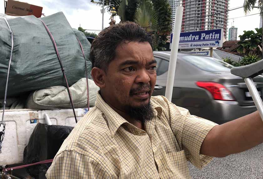 Mohd Tharim Mohd Said, 52, tekad mencari pendapatan meskipun belum pulih sepenuhnya dari kecederaan. Gambar: Astro AWANI