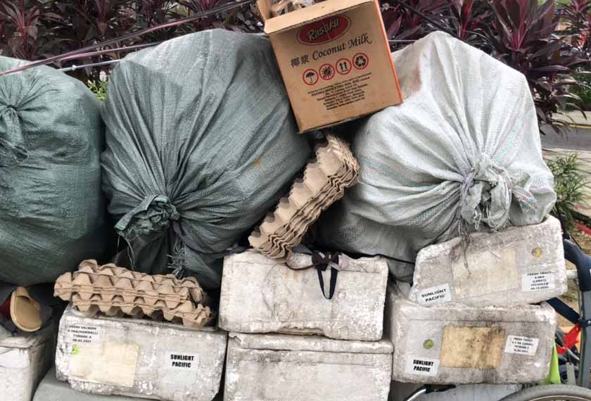 Kotak, bekas telur, tin alumminium, botol plastik dikumpul dan ditariknya sejauh 18 kilometer. - Foto Astro AWANI