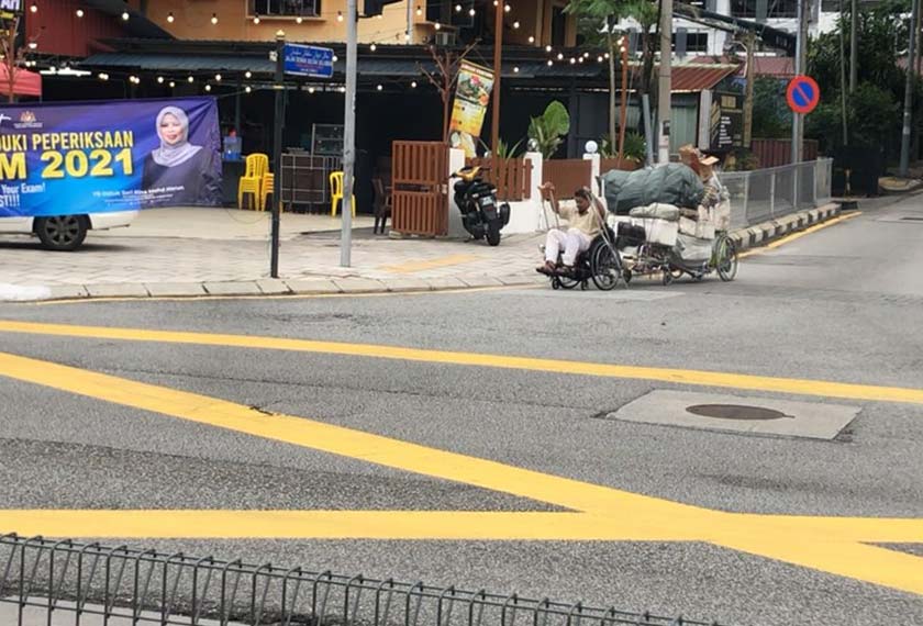 Mohd Tharim menarik barangan kitar semula berjaya dikumpul di sekitar Kampung Baru. - Foto Astro AWANI