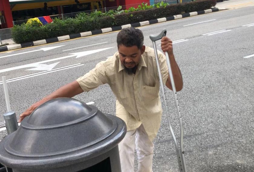 Mohd Tharim mencari barangan kitar semula di kawasan sekitar ibu negara setiap hari sejak 6.00 pagi. Gambar: Astro AWANI