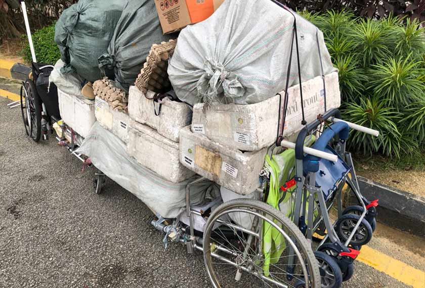Kerusi roda diubah suai menarik barangan kitar semual yang dikumpul Mohd Tharim. - Foto Astro AWANI