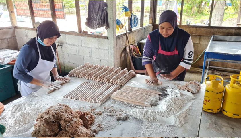 Antara proses untuk menghasilkan keropok lekor yang mendapat permintaan tinggi di Mersing. - Foto Astro AWANI