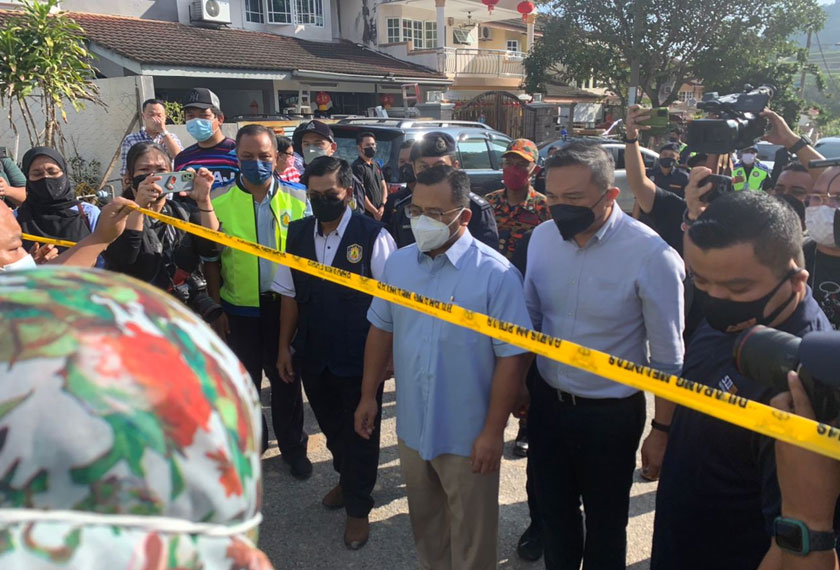   Menteri Besar Selangor Datuk Seri Amirudin Shari turut melakukan lawatan ke tapak runtuhan. - Astro AWANI