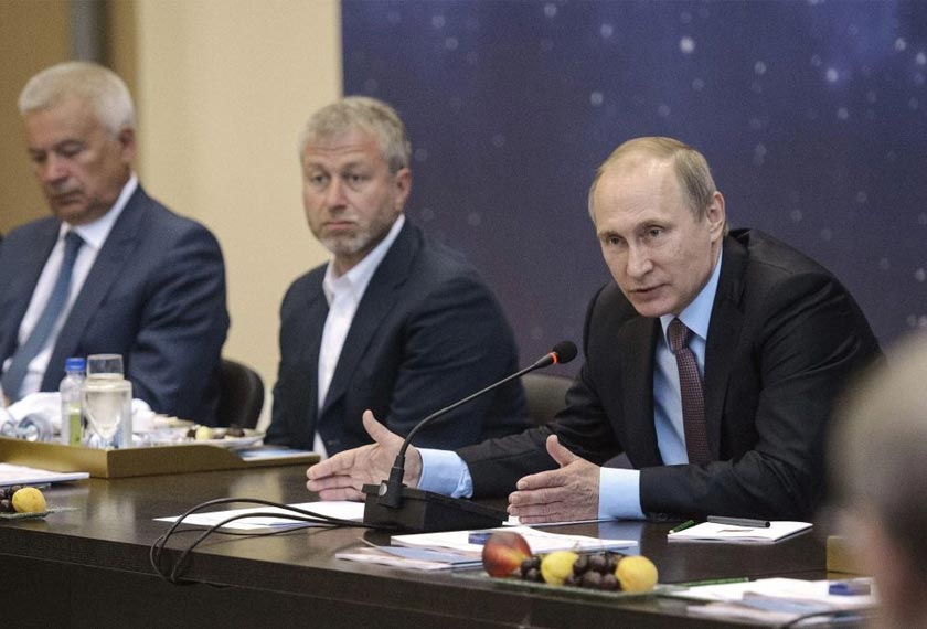 Abramovich adalah seorang daripada tujuh oligarki Rusia yang dikaitkan sebagai mempunyai pertalian rapat dengan Putin. - Foto via Astro Arena